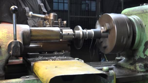 Optagelser af en mand, der arbejder på en drejebænk i værkstedet – Stock-video