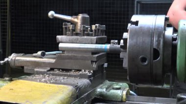 Torna tezgahında metal detaylarıyla çalışan bir adamın videosu.