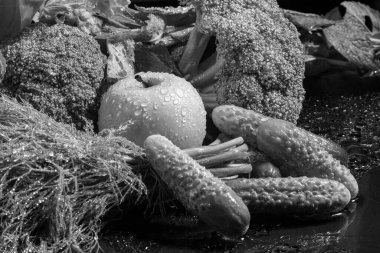 Elmalı yeşil, ıslak sebzelerin siyah beyaz görüntüsü