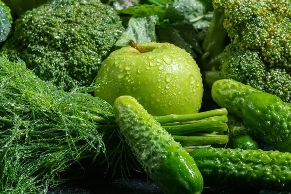 Zielone warzywa z jabłkiem — Zdjęcie stockowe