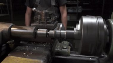 Torna tezgahıyla ilgili metal detaylarıyla çalışma sürecinin çekimleri