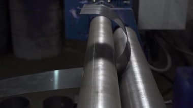 Kağıt bükme makinesinde çalışma süreci çekiliyor