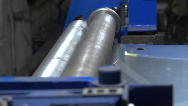 Footage of working metals sheet bending machine — Stock Video