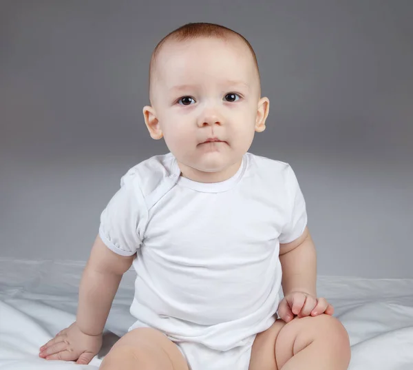 Foto de um bebê de dez meses em um fundo branco — Fotografia de Stock