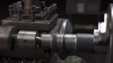 İş yerinde torna ile ilgili çalışma sürecinin çekimleri