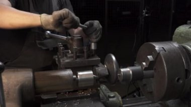 Torna ile ilgili metal detaylarıyla çalışma süreci görüntüsü