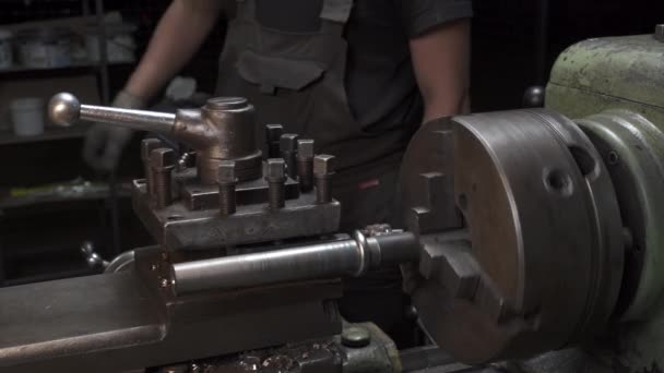 Video af metal spiral produktion på drejebænk i værksted – Stock-video