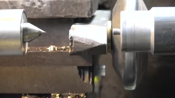 Крупный план человека, работающего с металлом на токарном станке в мастерской — стоковое видео