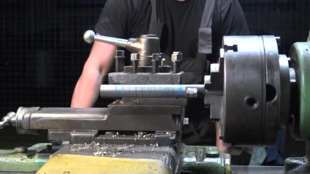 Shooting of a man working with metal details on a lathe — Stock Video
