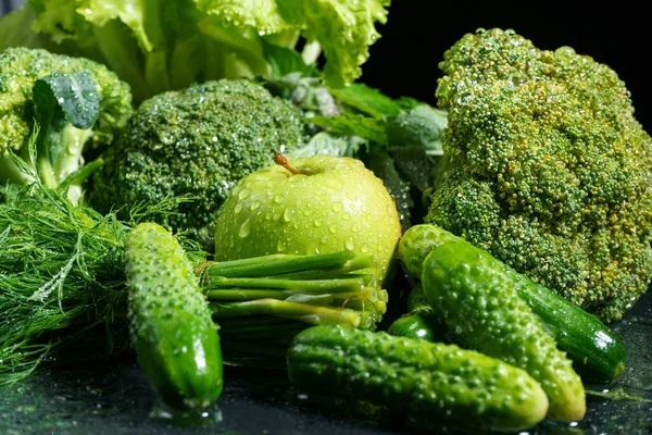 Φωτογραφία από πράσινο υγρό σύνολο λαχανικών με σταγόνες νερού — Φωτογραφία Αρχείου