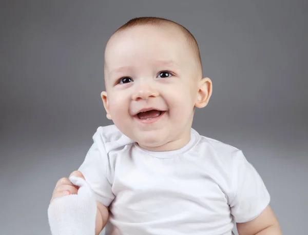 Retrato de um bebê de dez meses em um fundo branco — Fotografia de Stock