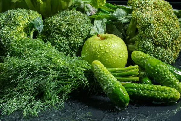 Obraz zielonego mokrego zestawu warzywnego z jabłkiem — Zdjęcie stockowe