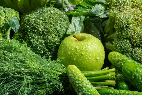 Close-up obraz zielony mokry zestaw warzyw z jabłkiem — Zdjęcie stockowe