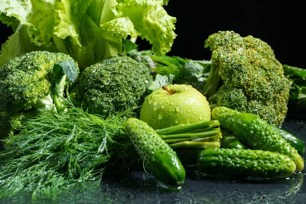 Foto di verdure verdi bagnate con gocce d'acqua — Foto Stock