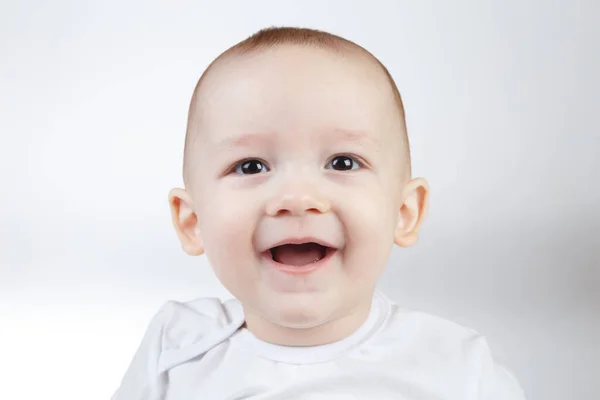 Retrato de um bebê sorridente de dez meses em um fundo branco — Fotografia de Stock