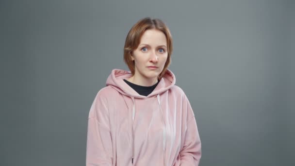 Video van jonge bange vrouw in roze sweatshirt — Stockvideo