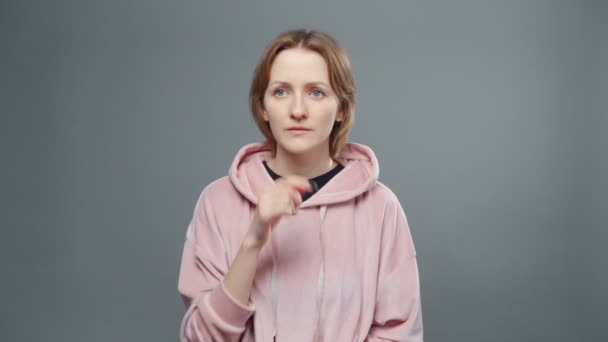 Video de la joven mujer reflexiva en sudadera rosa — Vídeos de Stock