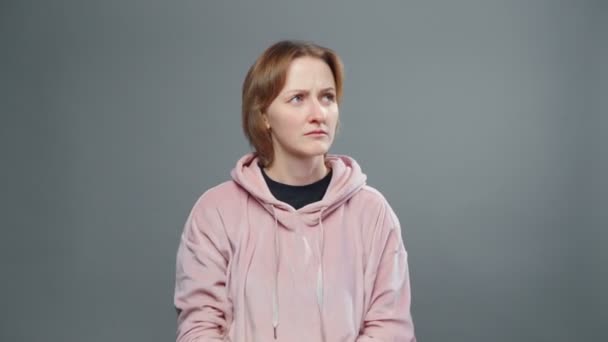 Video van jonge vrouw in roze sweatshirt met middelvinger — Stockvideo