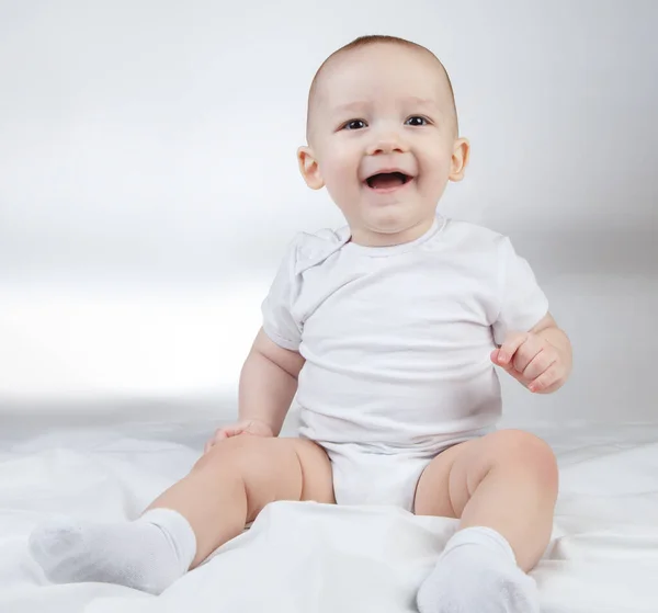 Imagem de um bebê sorridente de dez meses em um fundo branco — Fotografia de Stock