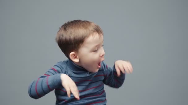 Strzelanie do małego czteroletniego chłopca machającego rękami — Wideo stockowe