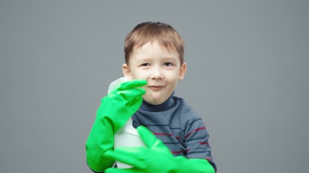Wideo z małym chłopcem bawiącym się chemikaliami domowymi — Wideo stockowe