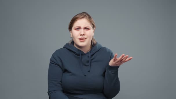 Βίντεο της συγχυσμένης stout γυναίκα σε φούτερ — Αρχείο Βίντεο