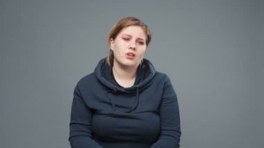 Tişörtlü şişman kadının videosu.