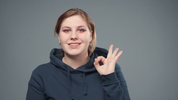 Video de la mujer robusta mostrando ok gesto, primer plano — Vídeo de stock