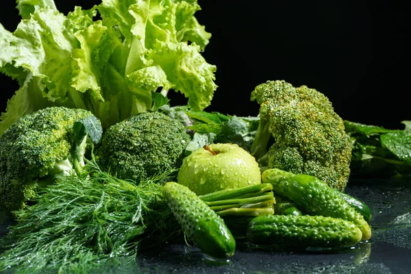 水滴付きのぬれた緑の野菜セットの写真 — ストック写真