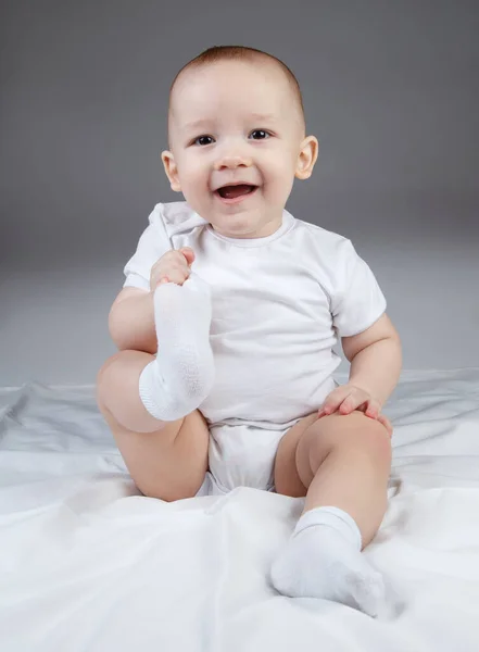 Imagem de um bebê de dez meses em um fundo branco — Fotografia de Stock