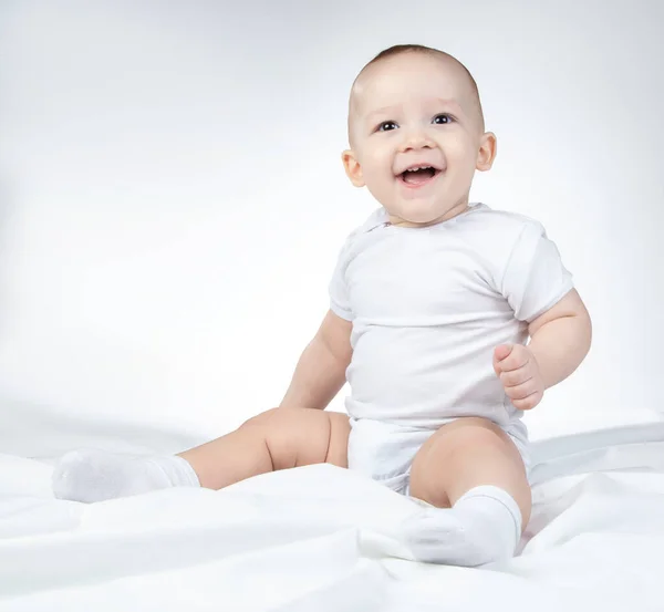 Foto de um bebê sorridente de dez meses olhando para cima — Fotografia de Stock