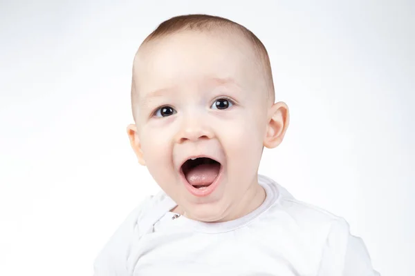 Fotografie překvapeného jedenáctiměsíční dítě na bílém pozadí — Stock fotografie