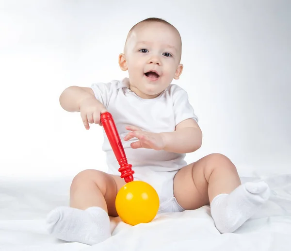 Foto de um bebê de onze meses com chocalho — Fotografia de Stock