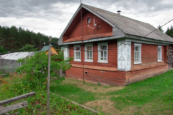 Foto da casa de madeira envelhecida, vista de fachada — Fotografia de Stock