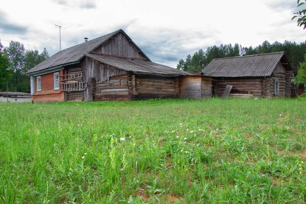 Photo de maison en bois vieilli, vue arrière — Photo