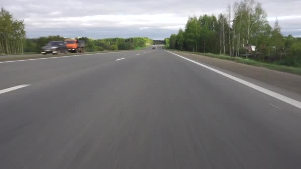 Video av en bilkörning på motorvägen i slutet av sommaren — Stockvideo