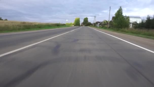 आगे दृश्य के साथ राजमार्ग पर चलती कार — स्टॉक वीडियो