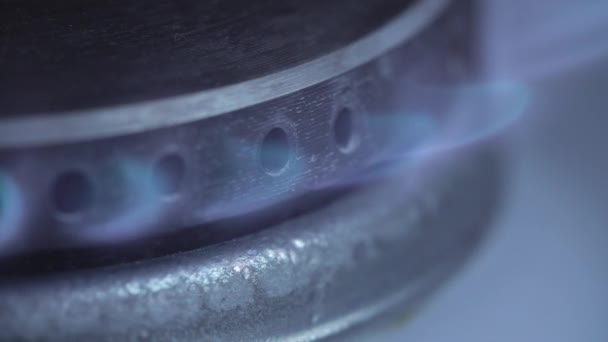 파란 불꽃이 타오르는 가스 난로의 근접 촬영 — 비디오