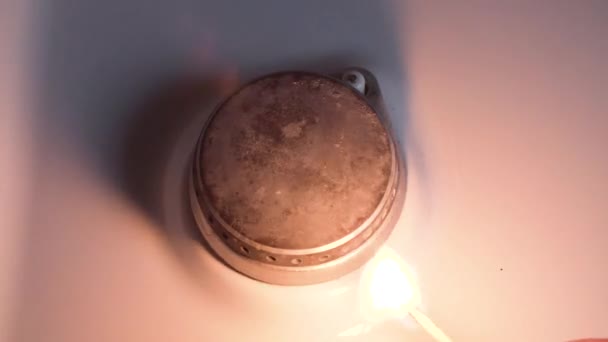 Tiro de fogão a gás com chama azul e fósforo — Vídeo de Stock
