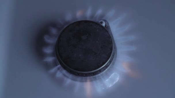 Видеозапись горящей газовой плиты с голубым светом, вид сверху — стоковое видео