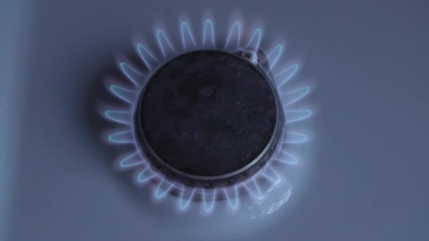 Cuisinière à gaz brûlante avec lumière bleue, vue de dessus — Video