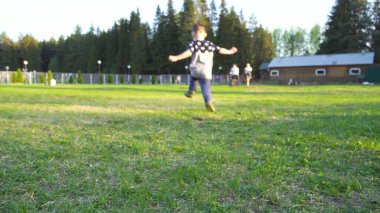 Üç yaşındaki bir çocuğu koşarken çekilen odaksız mutlu fotoğraf.