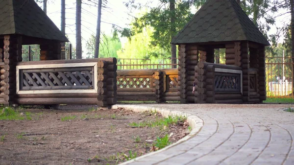 Image d'un bâtiment en bois dans le parc — Photo