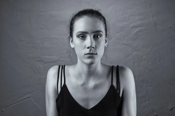 Czarno-białe zdjęcie młodej kobiety z niedokończonym makijażem — Zdjęcie stockowe