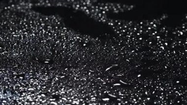 Siyah arkaplanda su damlalarının yakın çekim videosu