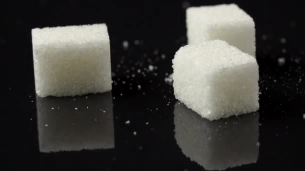 Съемка падающих белых кубиков сахара на черном фоне — стоковое видео