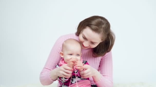 Vidéo de femme jouant galette-gâteau avec petite fille — Video