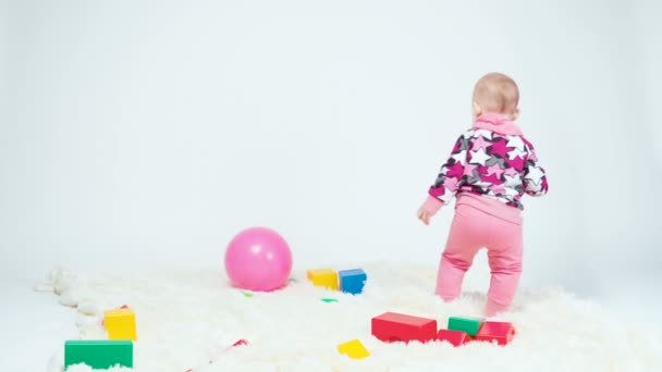 Video de una niña de un año bailando entre juguetes — Vídeo de stock