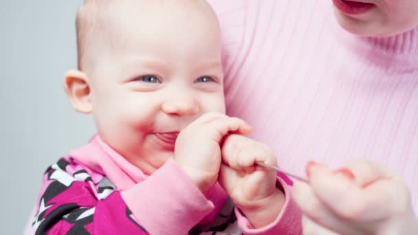 Video eines einjährigen Mädchens beim Essen von Babynahrung — Stockvideo