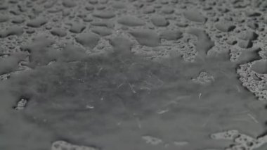 Siyah arkaplanda su damlalarının yakın çekim görüntüleri